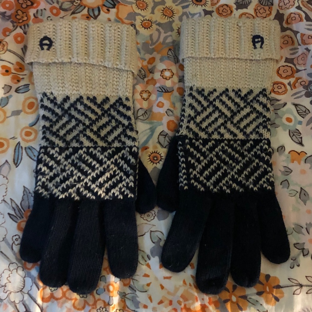 Etienne Aigner Knit Gloves